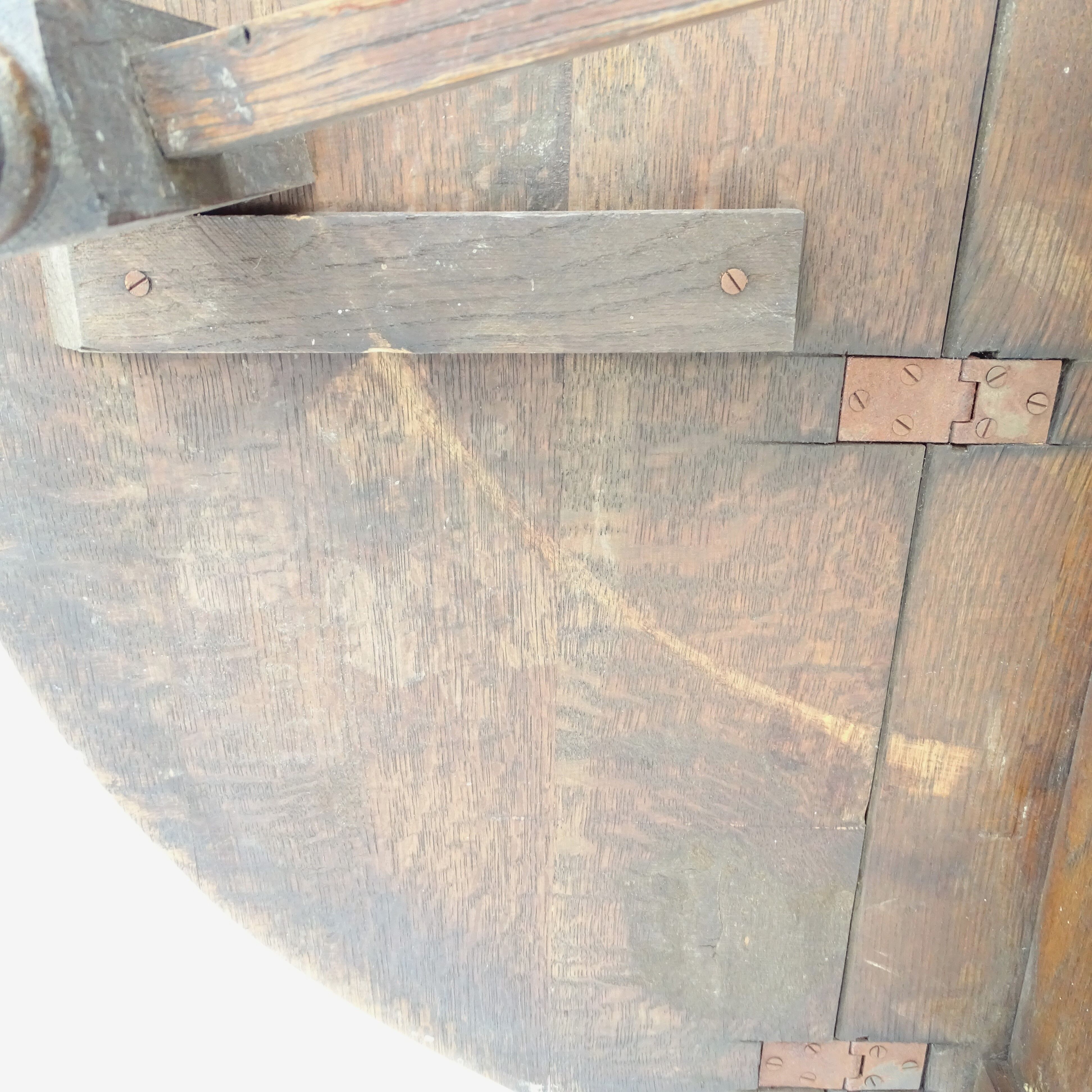 Table get leg in waxed oak.