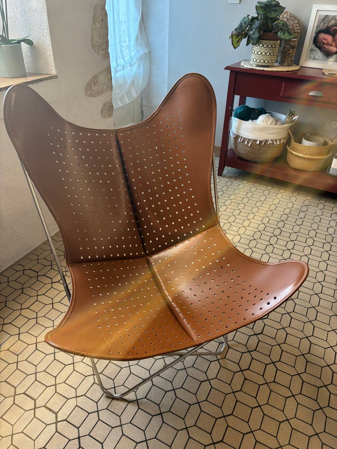 Fauteuil AA Butterfly en cuir perforé marron – design iconique Airborn