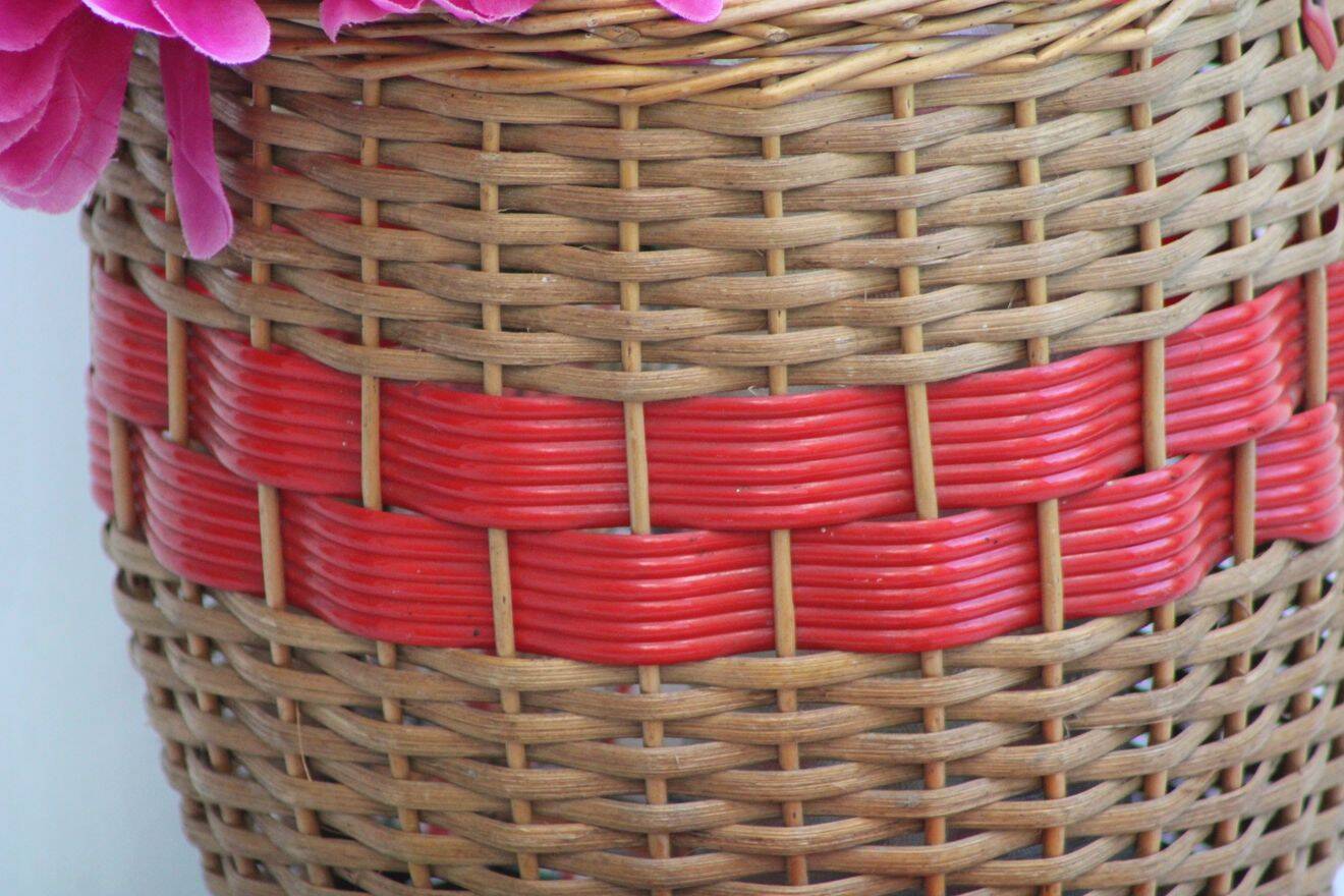 Wicker basket and scoubidou