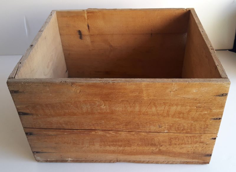 Case wood transport old wine Henri Maire