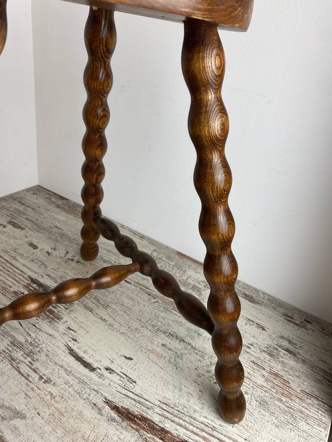 Tabouret tripode en bois tourné