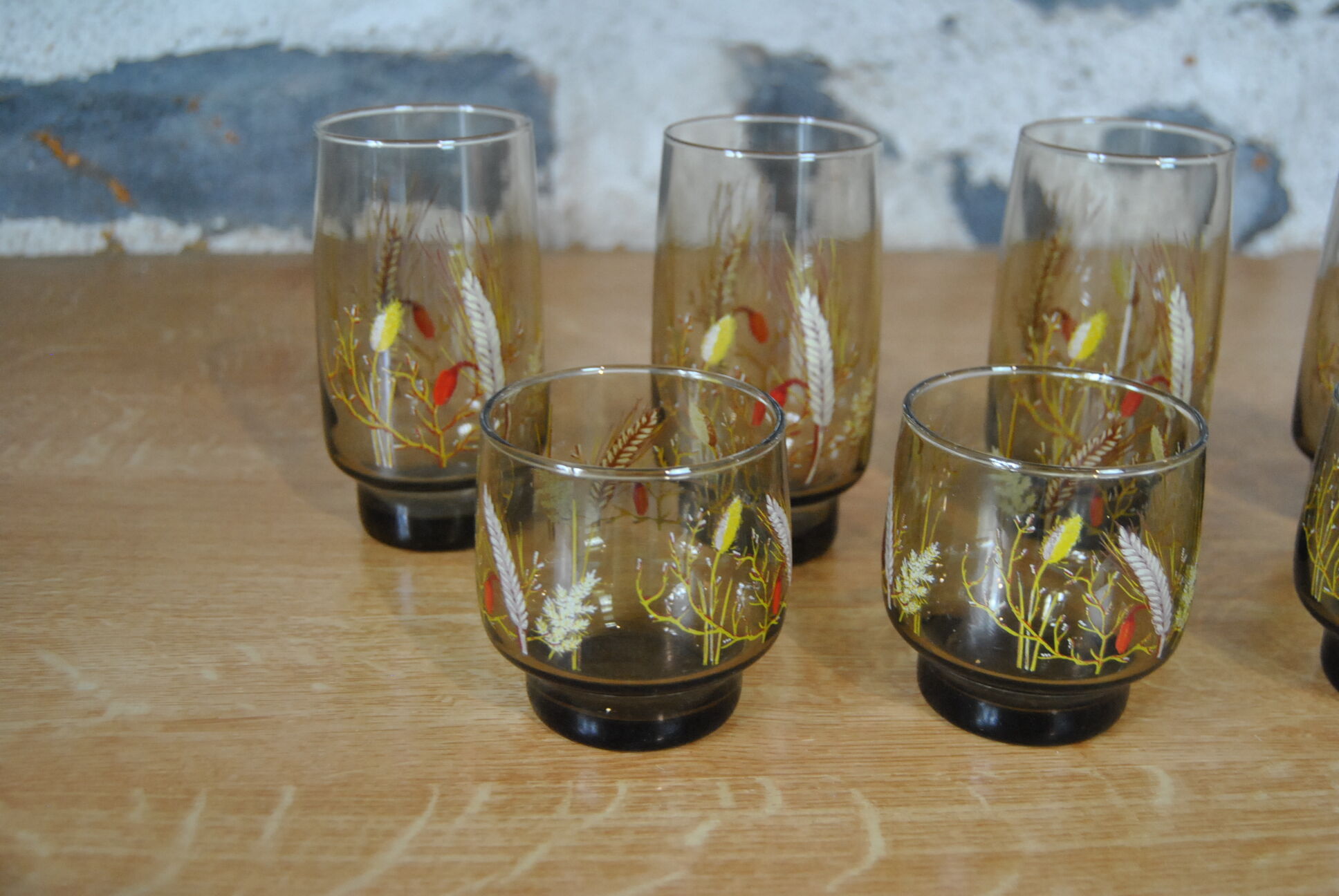 Set of 8 smoked glasses with 70s patterns