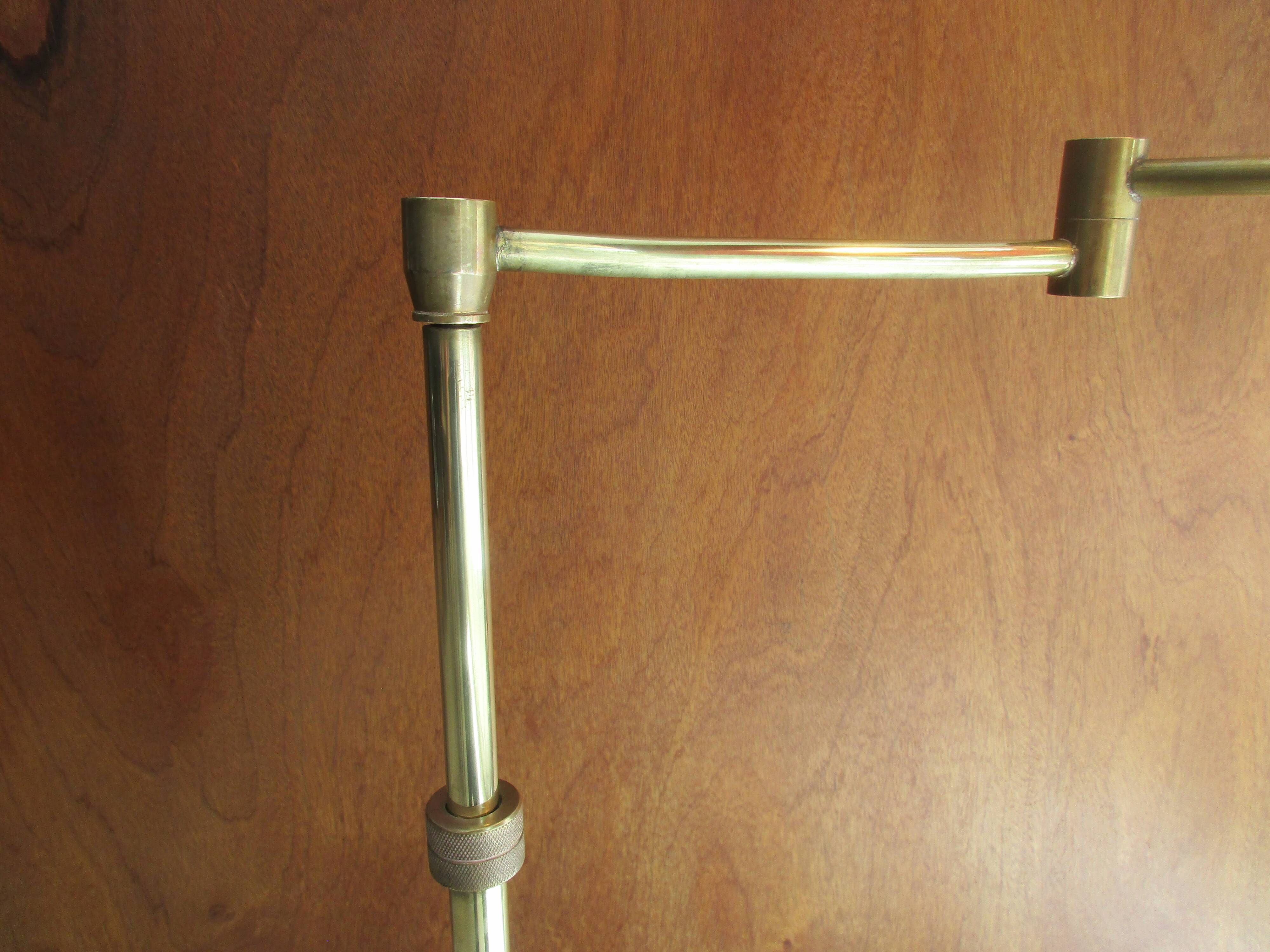 Depliable and articulated foot reader lamp