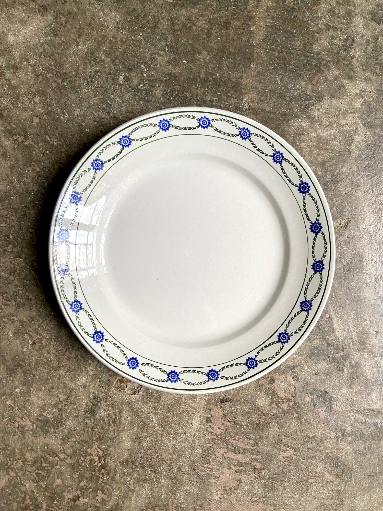 Round dish St Amand in enamelled iron earth white, blue and green