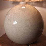 Lampe céramique avec abat-jour rotin.