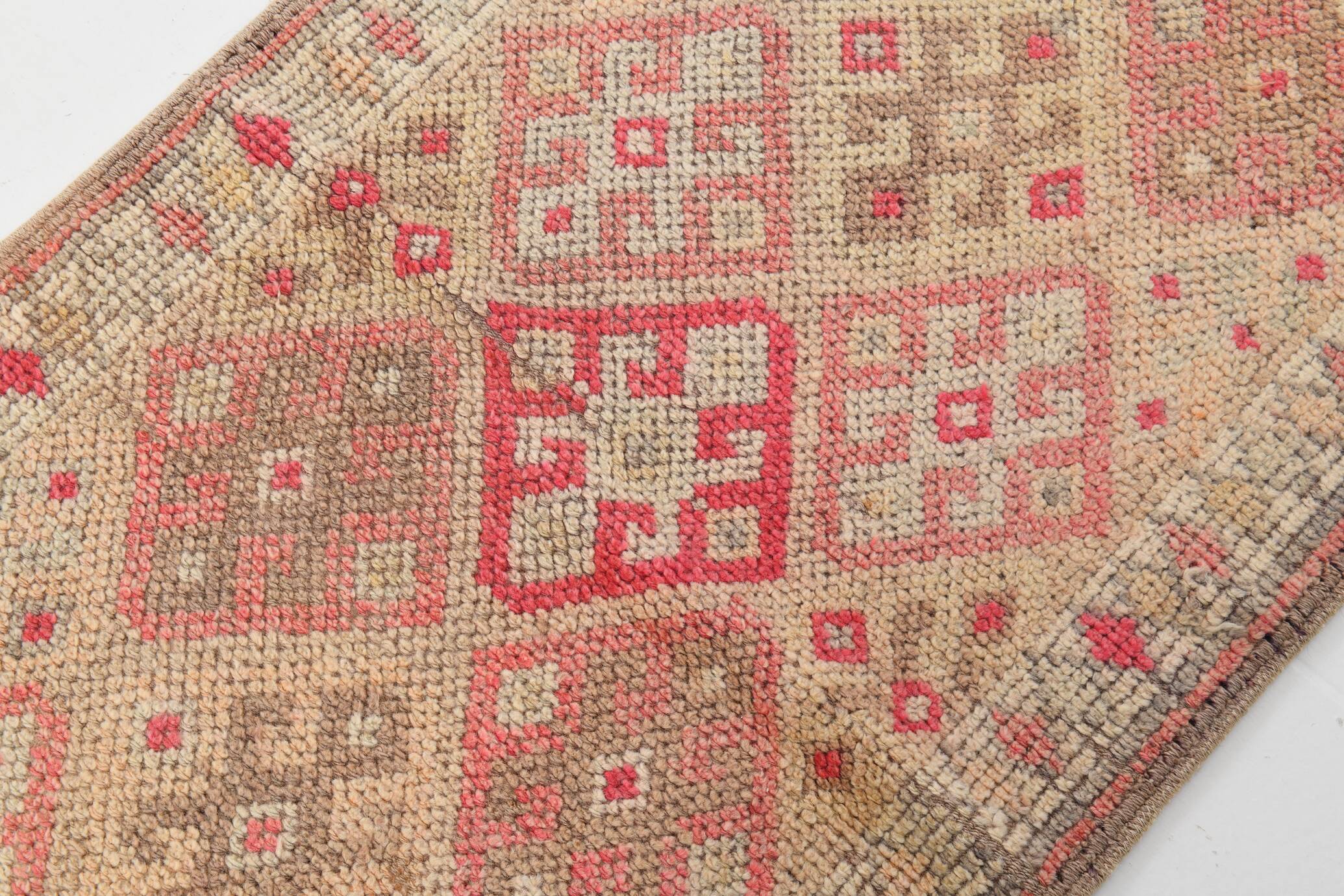 Vintage Runner Kilim, Tons Rose et Beige, Motifs Anatoliens Géométriques