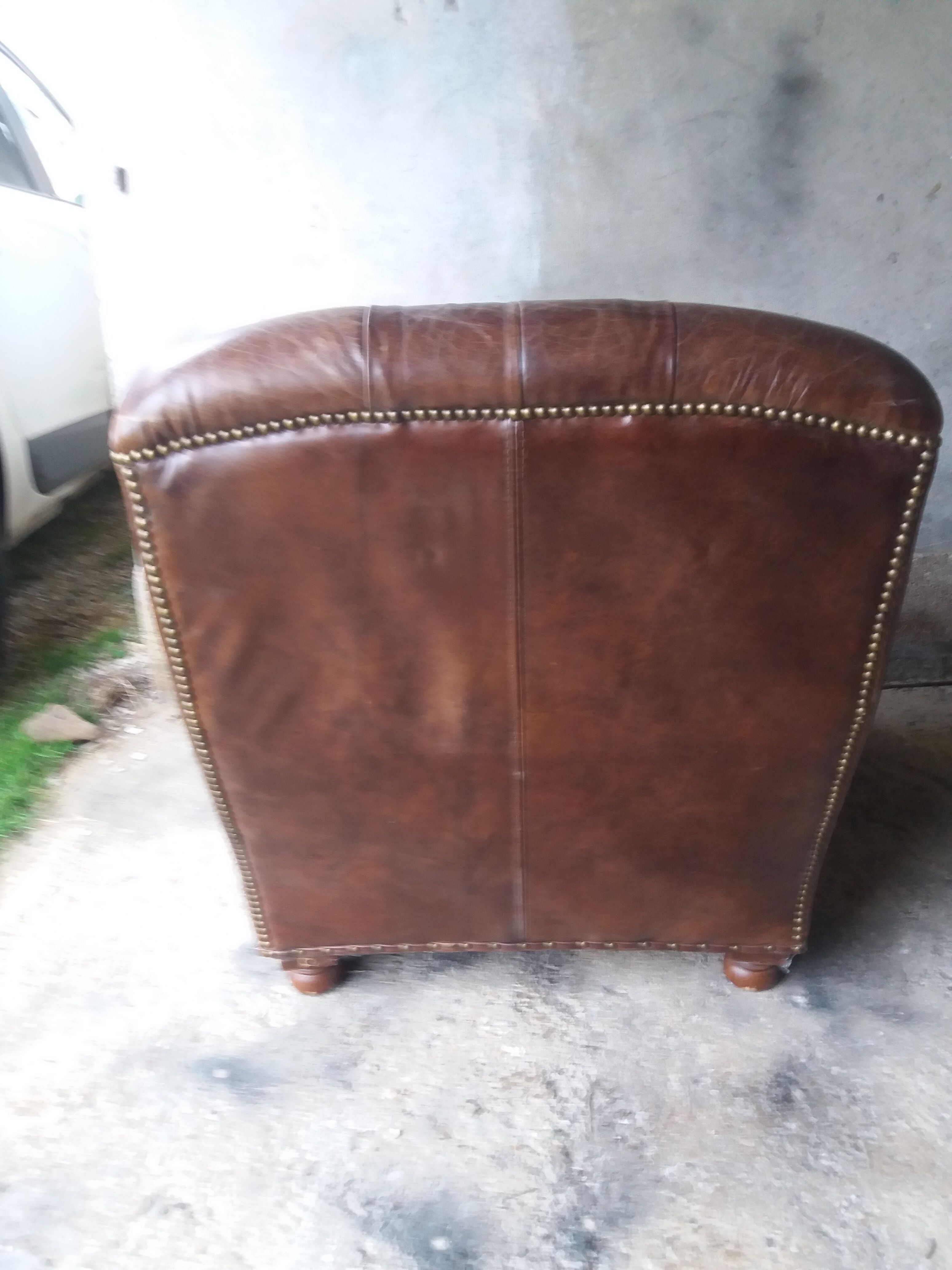 Fauteuil chesterfield à oreille cuir