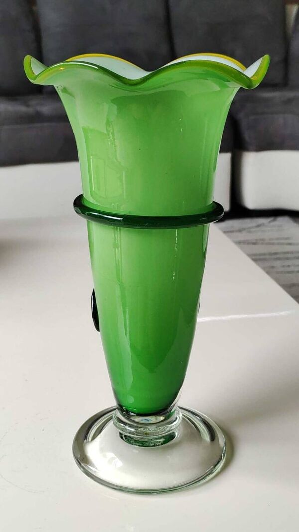 Vase Design forme Florale/Rose jaune en relief, col forme corolle. Style Murano. Haut 25 cm