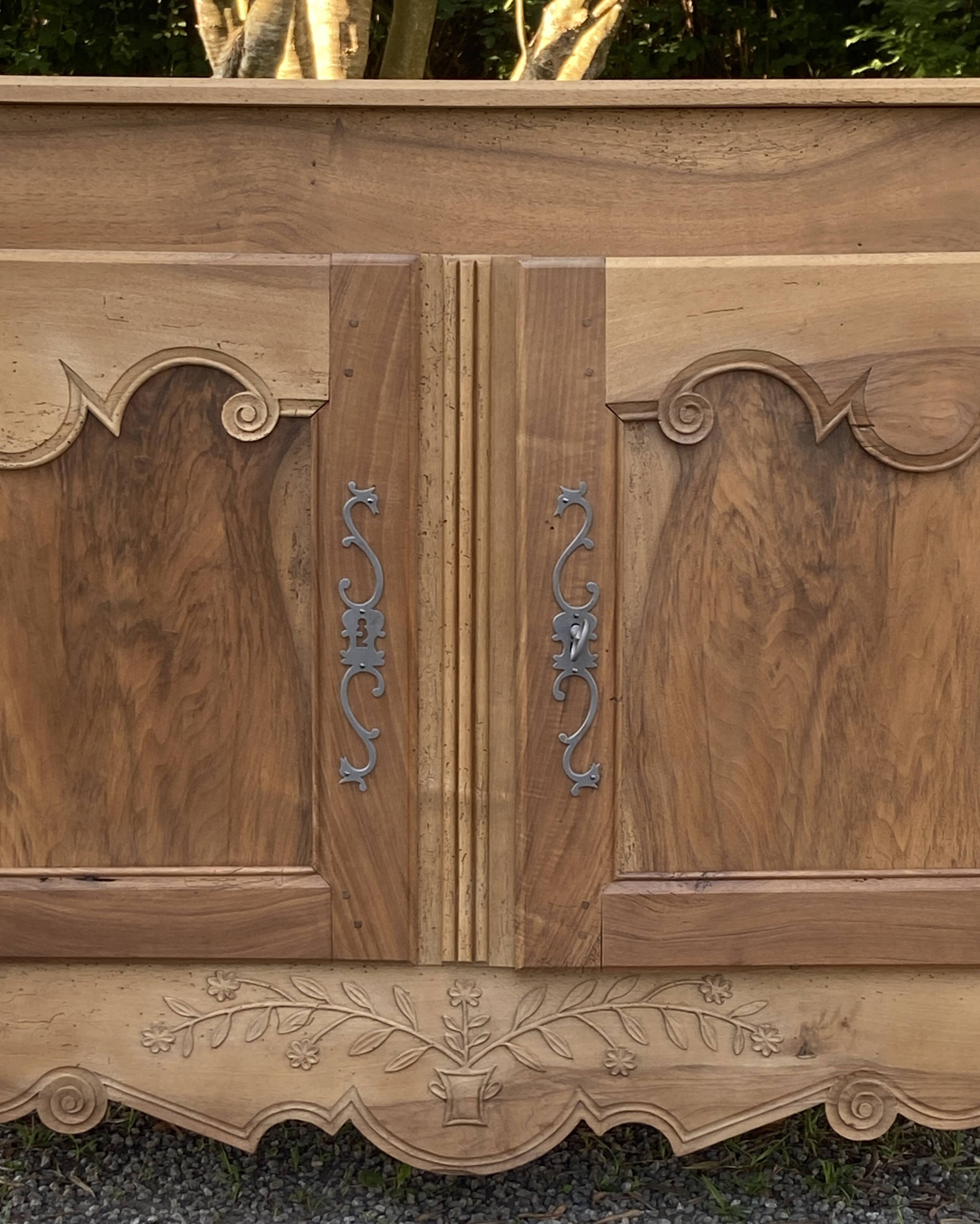 Buffet ancien en noyer