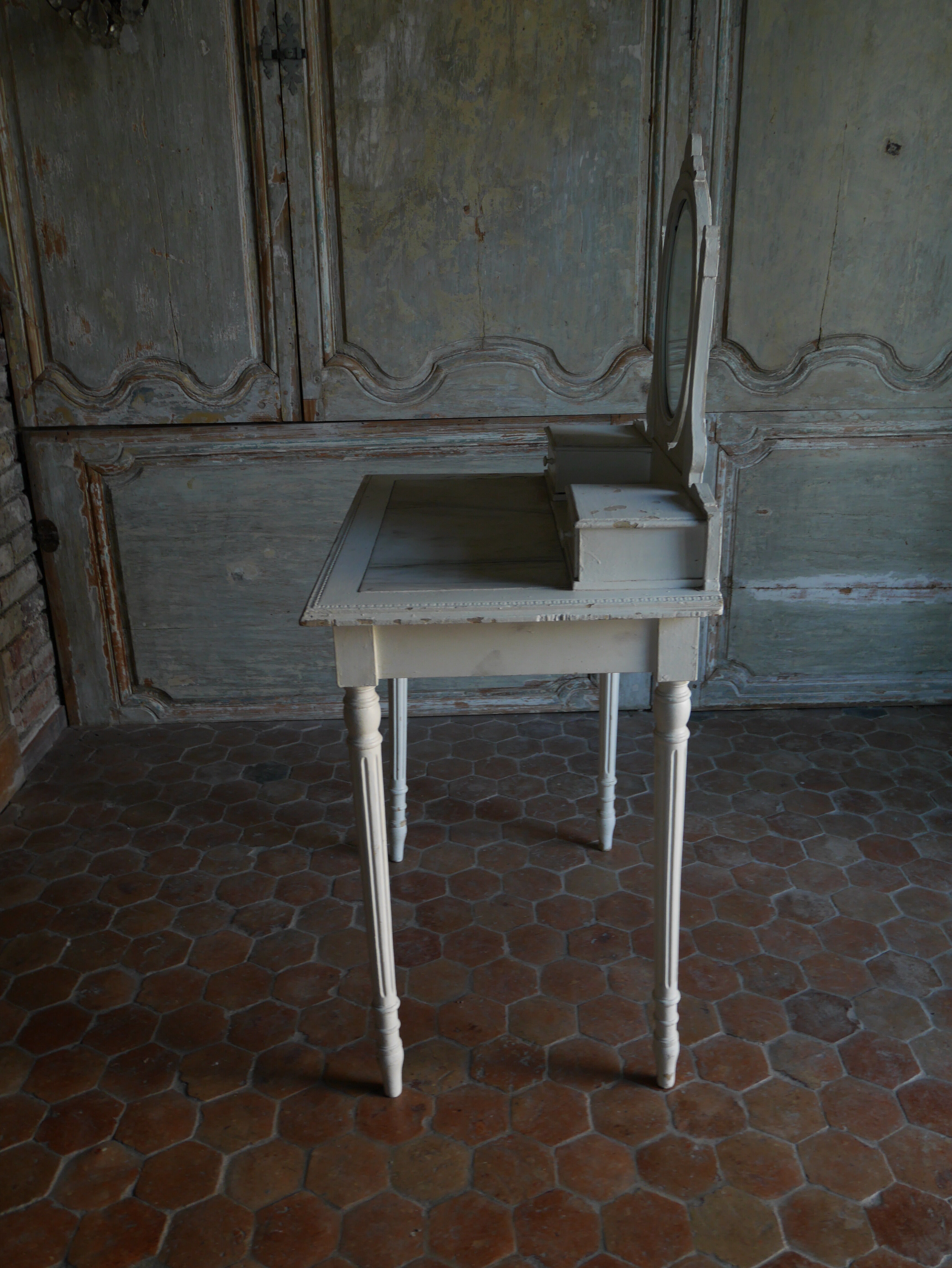 White patina hairdresser