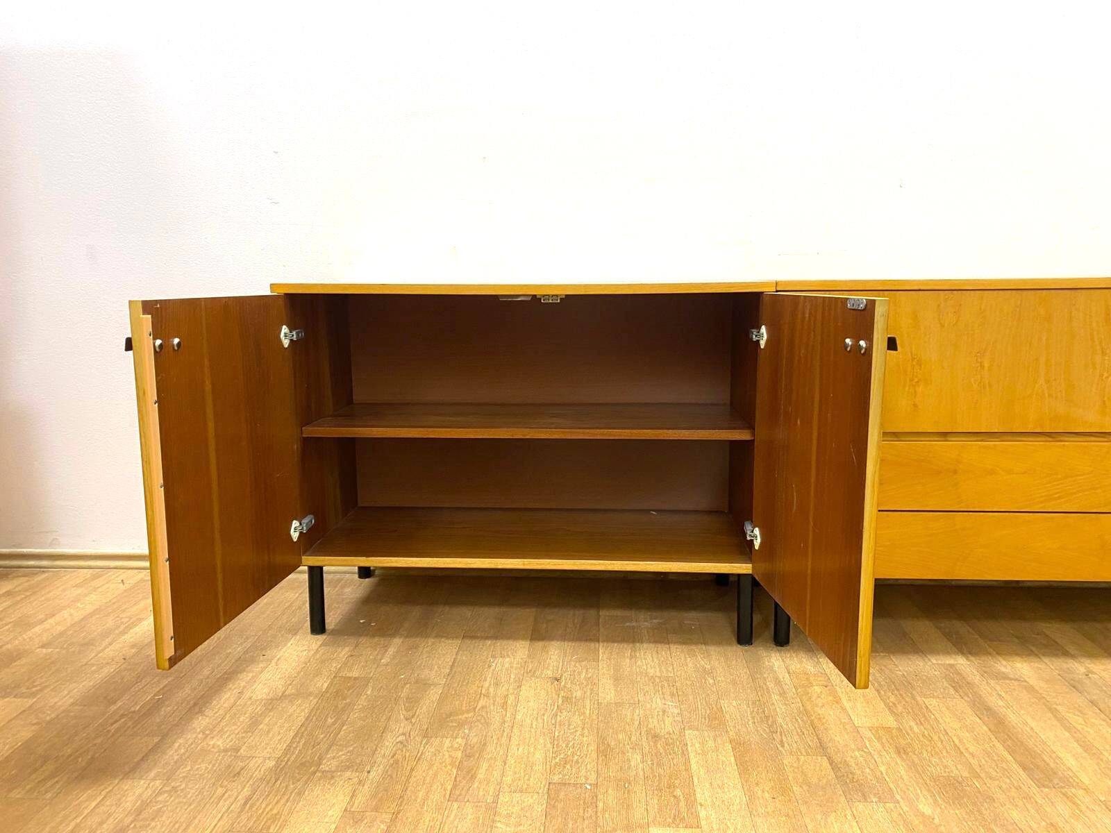 Commode rétro, intérieur, années 1960 (design tchèque)
