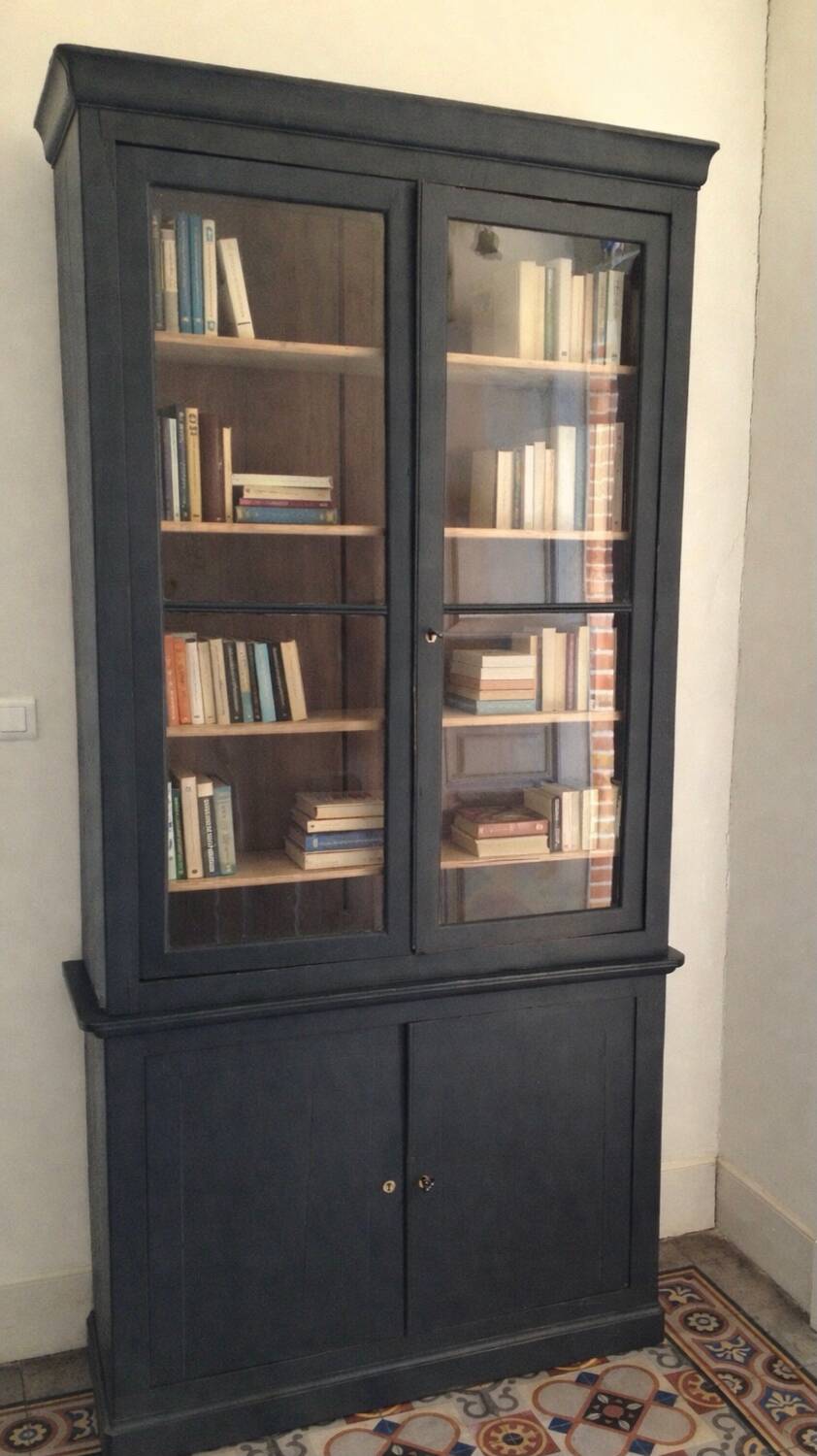 Showcase library from the 19th century