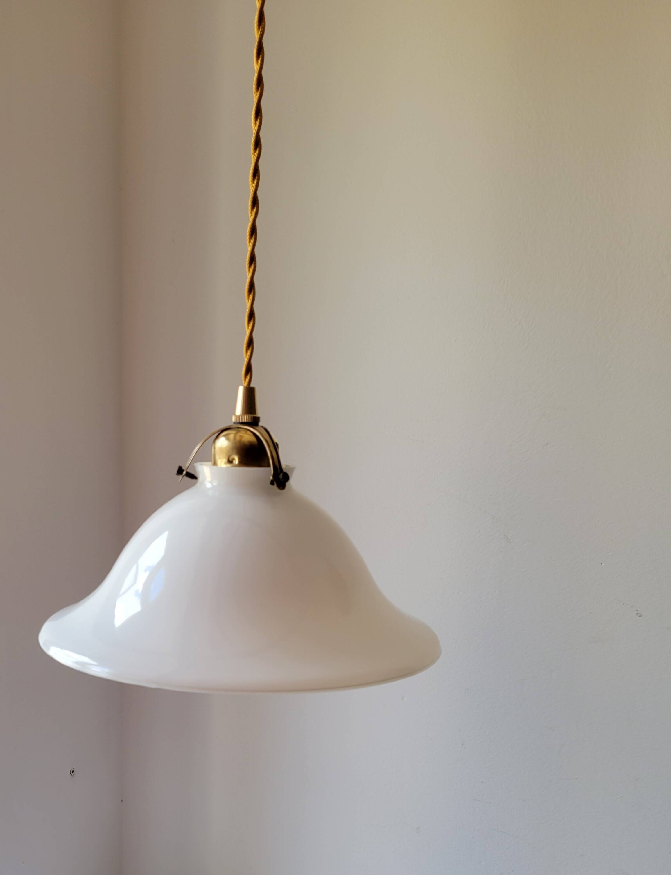 Suspension cloche en opaline blanche