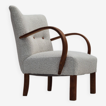 Années 1960, fauteuil art-déco danois retapissé, bois de hêtre, cuir.