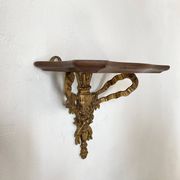 Étagère baroque en bois et bronze à décor de ruban