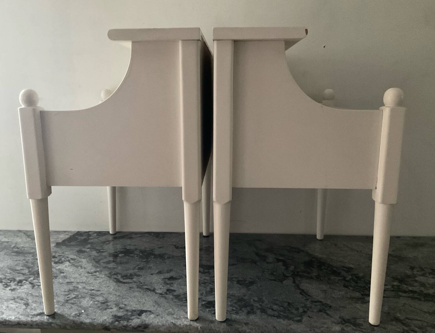 Paire de chevets scandinaves en bois blanc