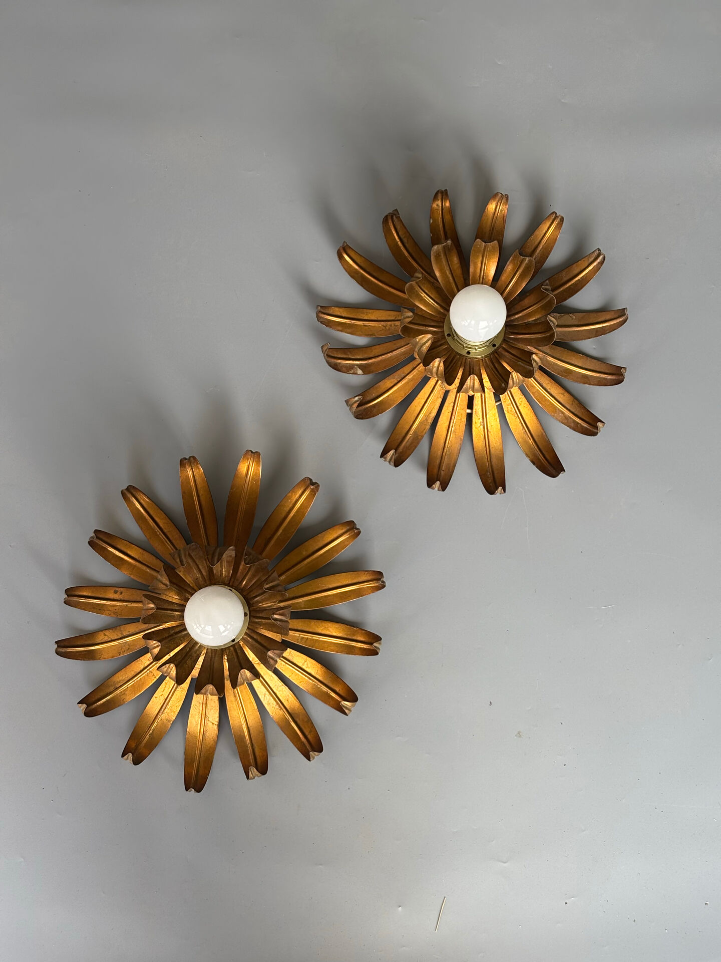 Pair of floral wall lights in gilded metal, 1960
