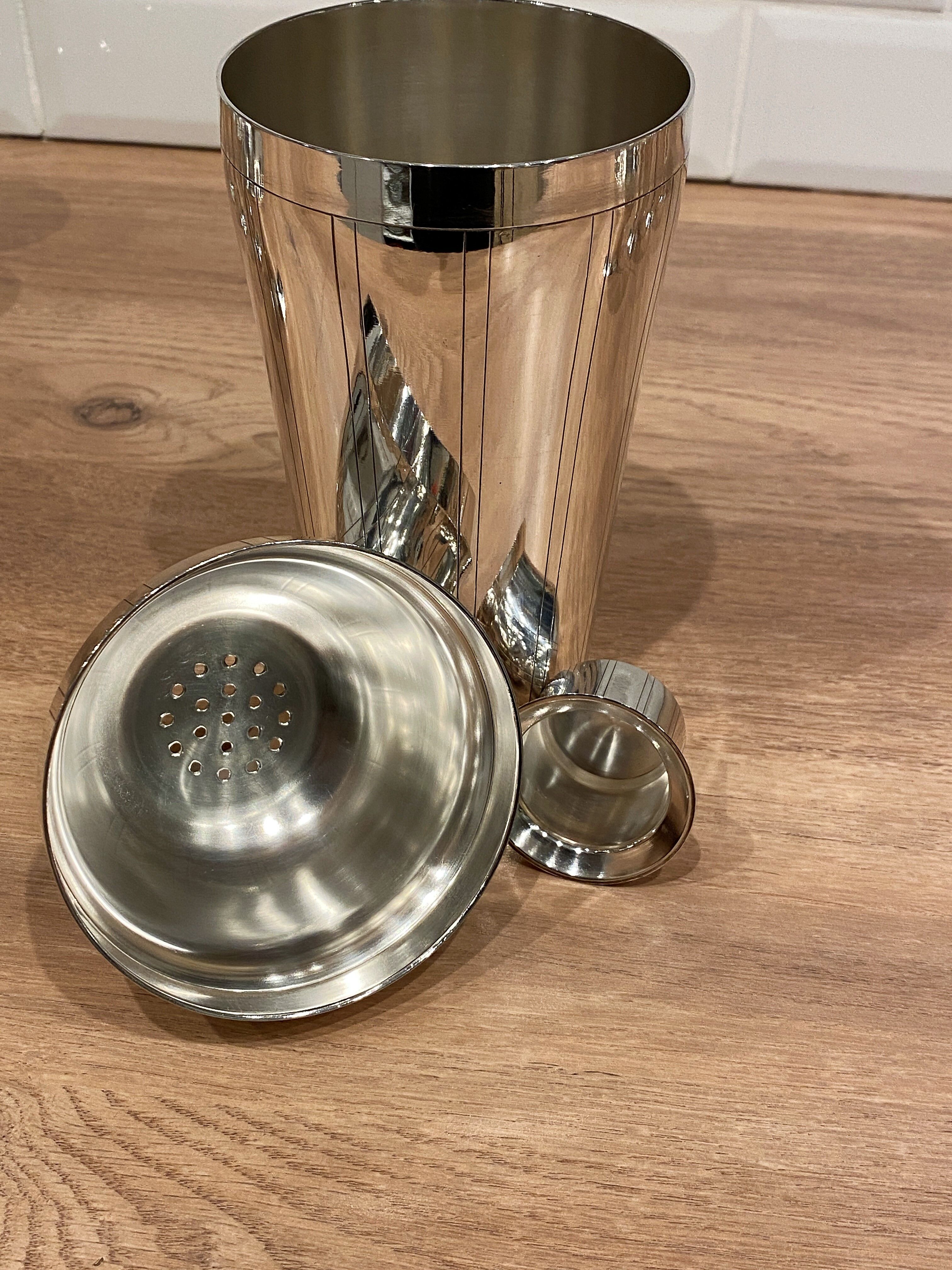 Shaker et 8 gobelets