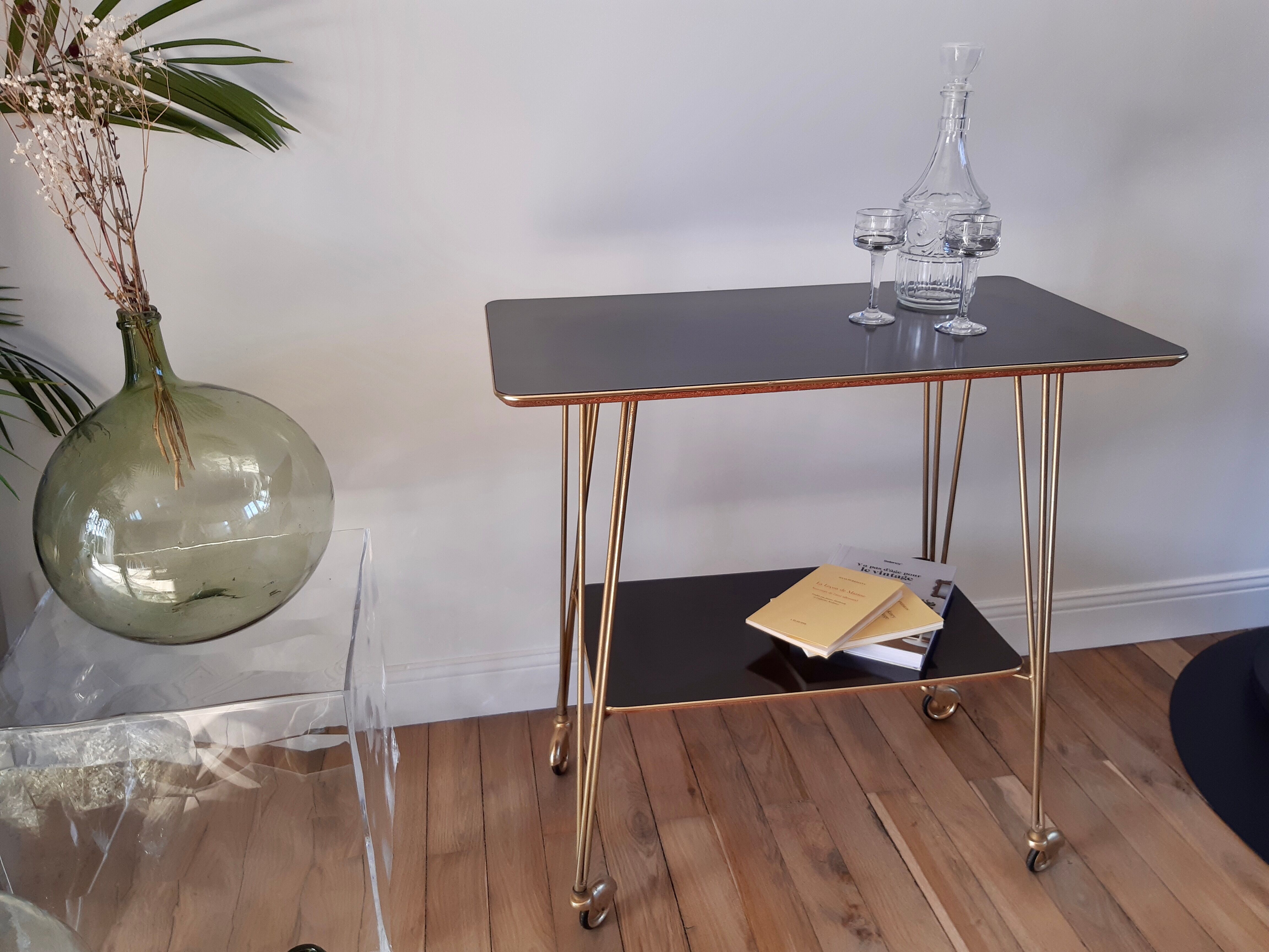 Dessert in formica and golden brass