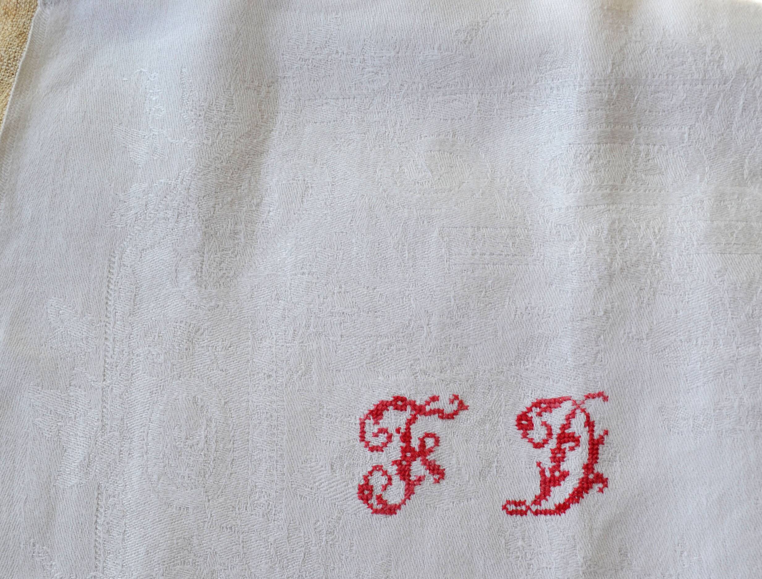 Old tablecloth & 5 linen damask napkins