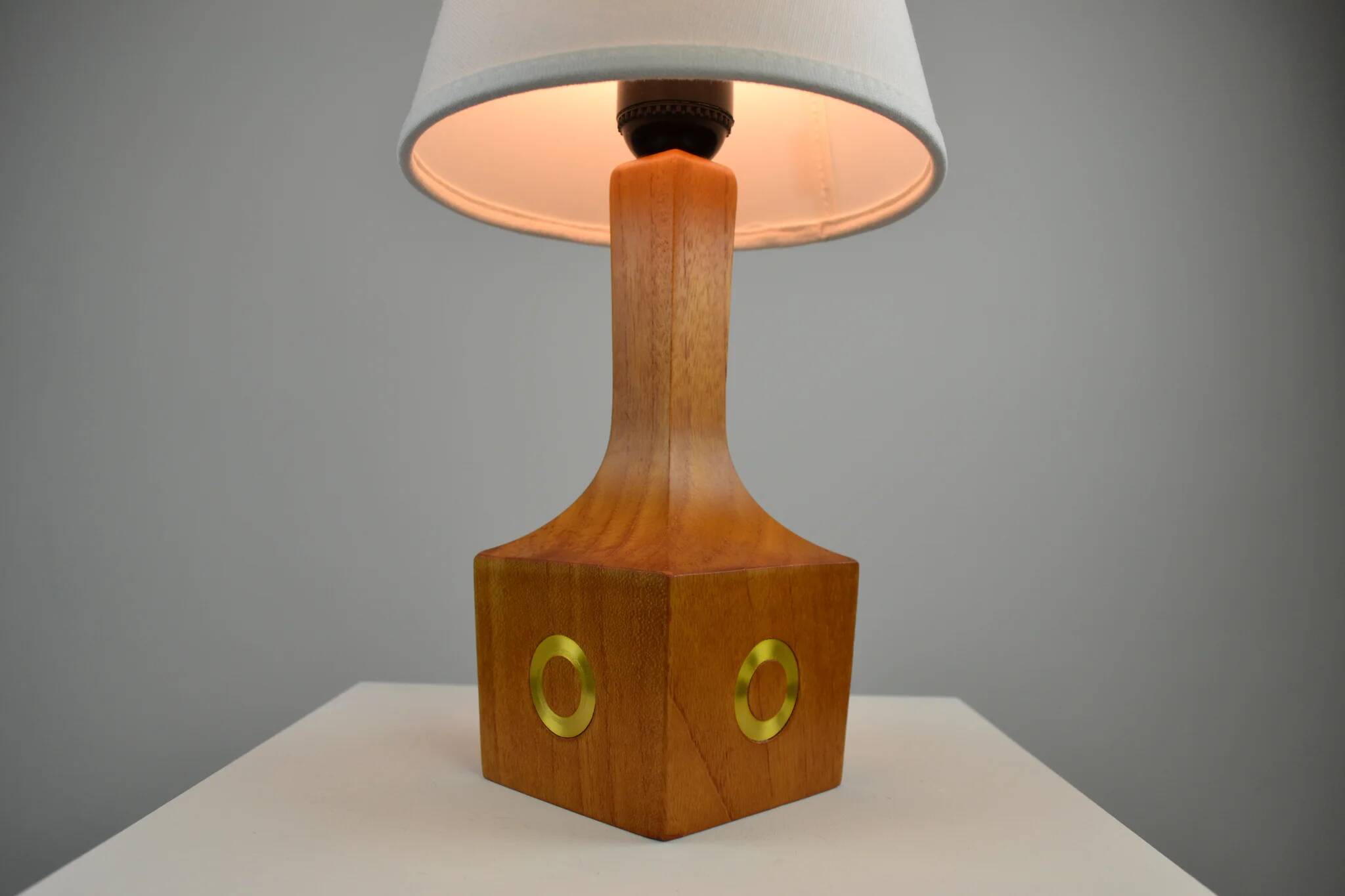 Lampe de table, teck et laiton, années 1960, Suède
