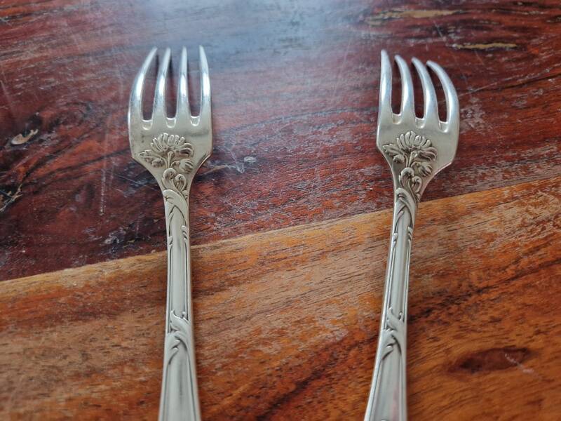 4 fourchettes à entremets Christofle en métal argenté modèle Chrysanthèmes