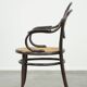 Chaise de bistrot au design vintage en bois courbé, très charmante et élégante, avec accoudoirs confortables