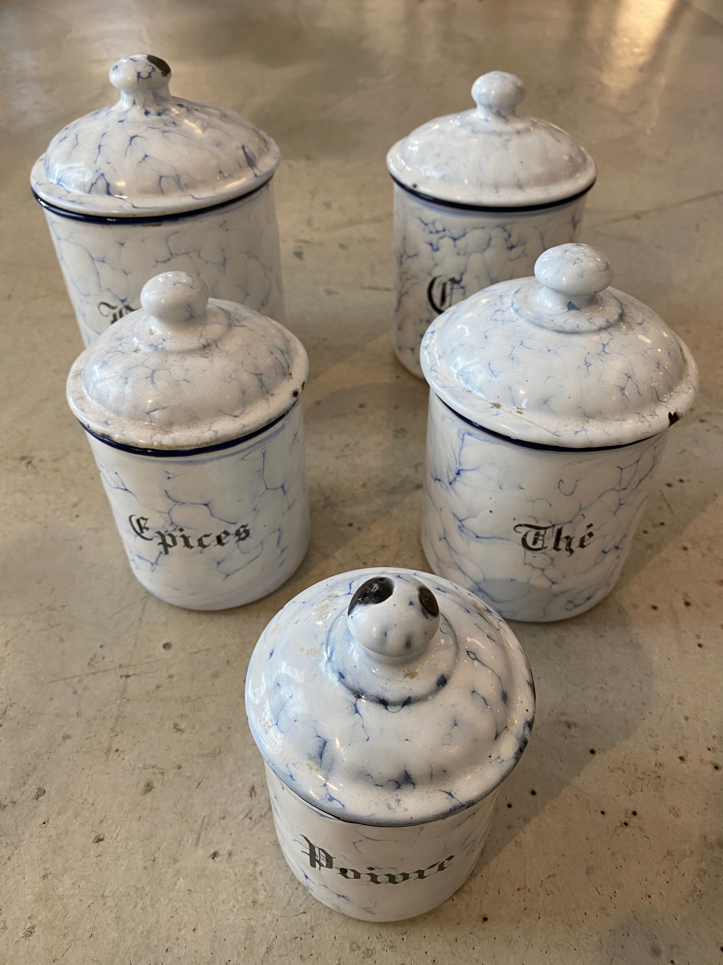 Ensemble de pots de cuisine en tôle