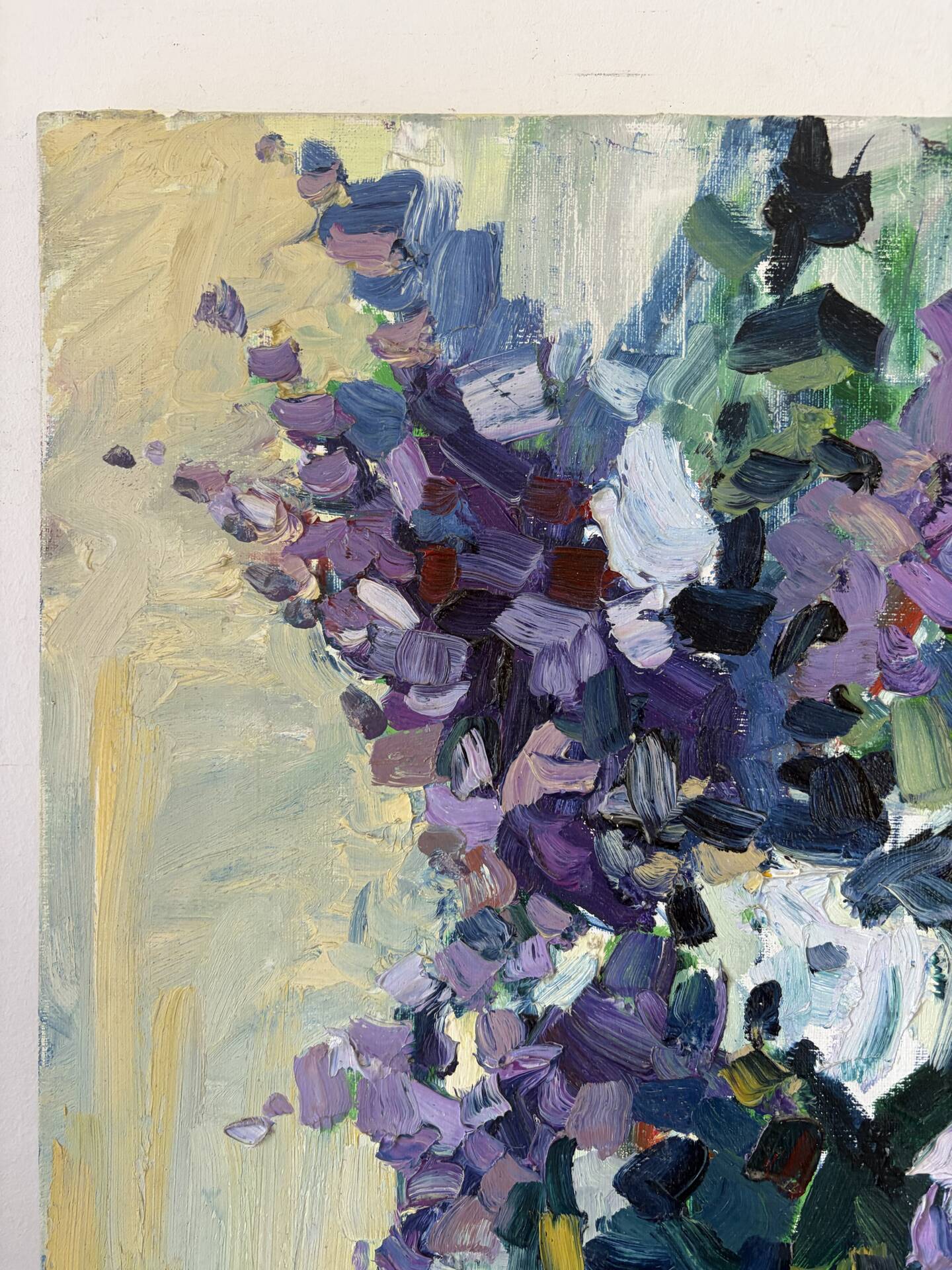 Violet bouquet at the window, oil on canvas signed Lilas Paumier.