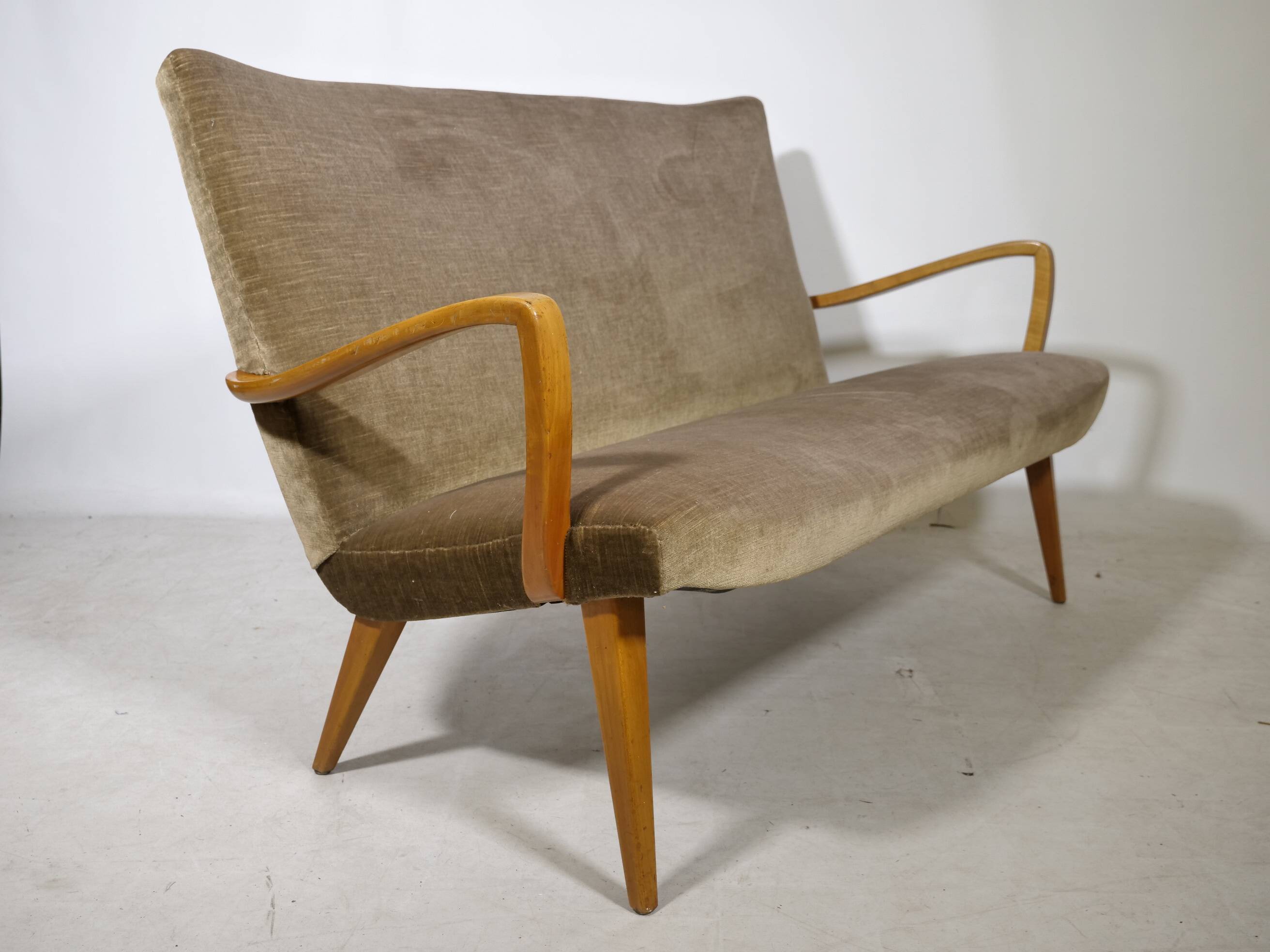 Canapé cocktail à deux places de style mid-century avec revêtement en velours, années 1960