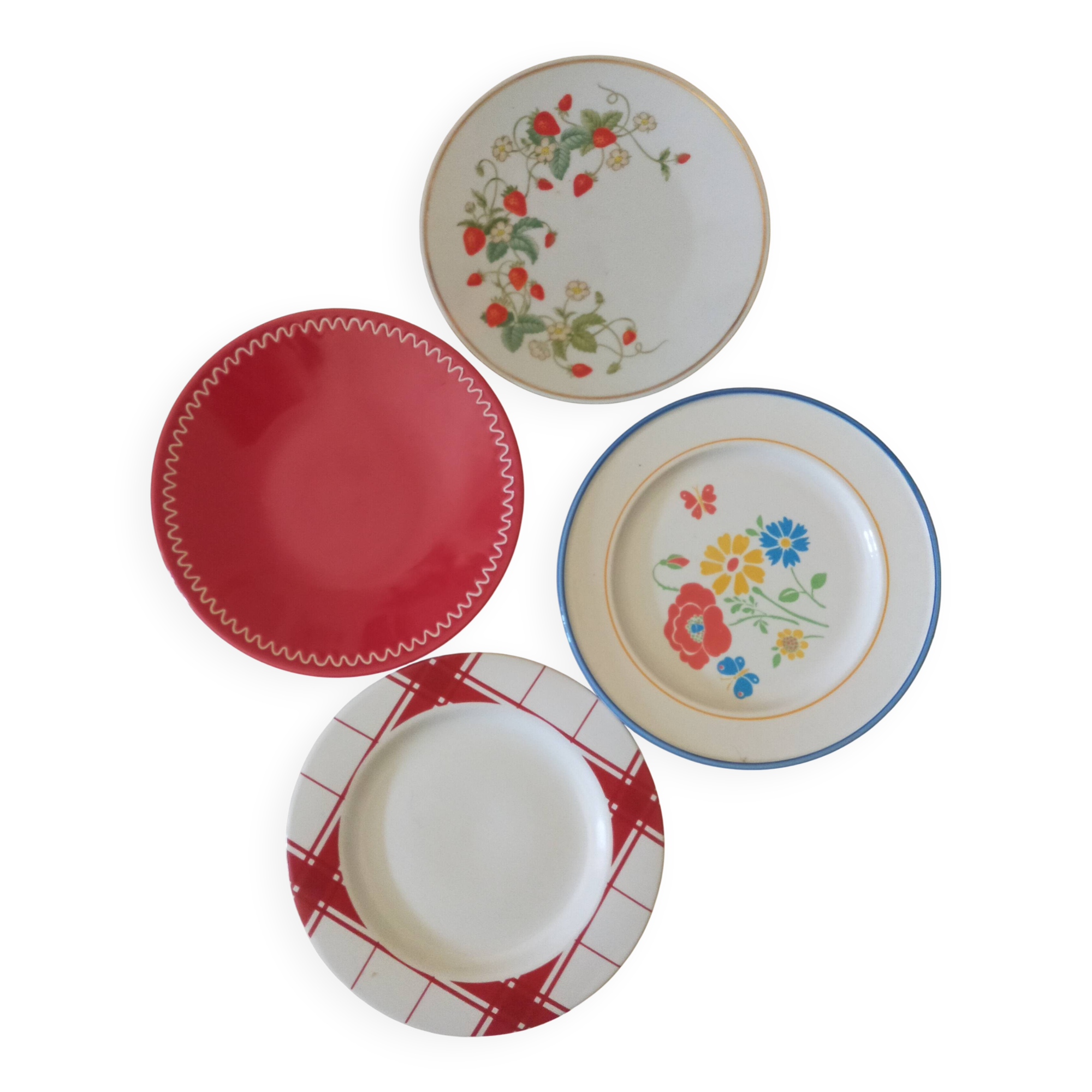 Set of four retro dessert plates in shades of red