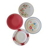 Set of four retro dessert plates in shades of red