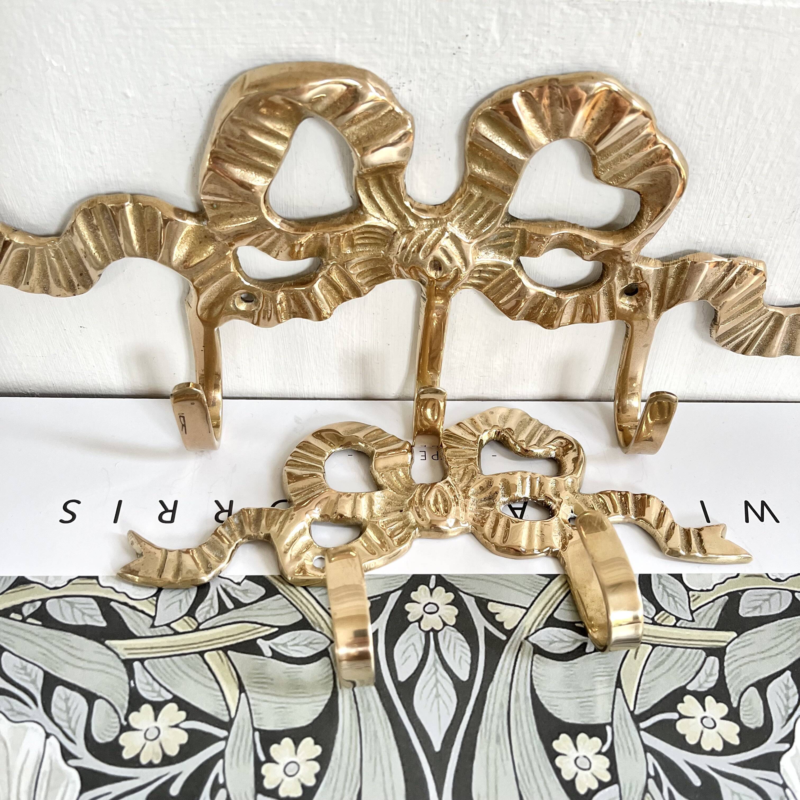 2 hooks in gilded brass