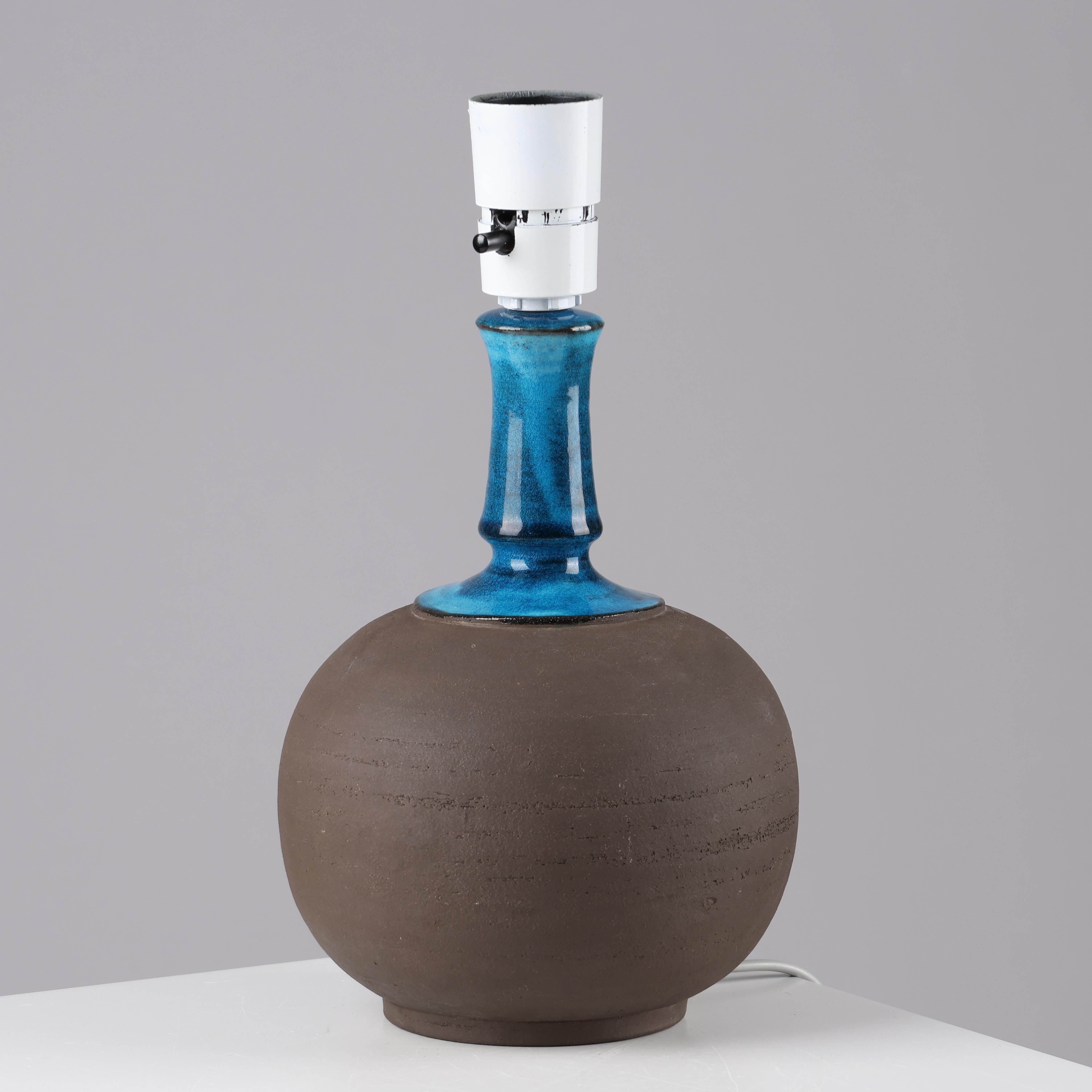 Nils Kahler table lamp in ceramic by Herman A. Kähler, Denmark, 1960 signed.