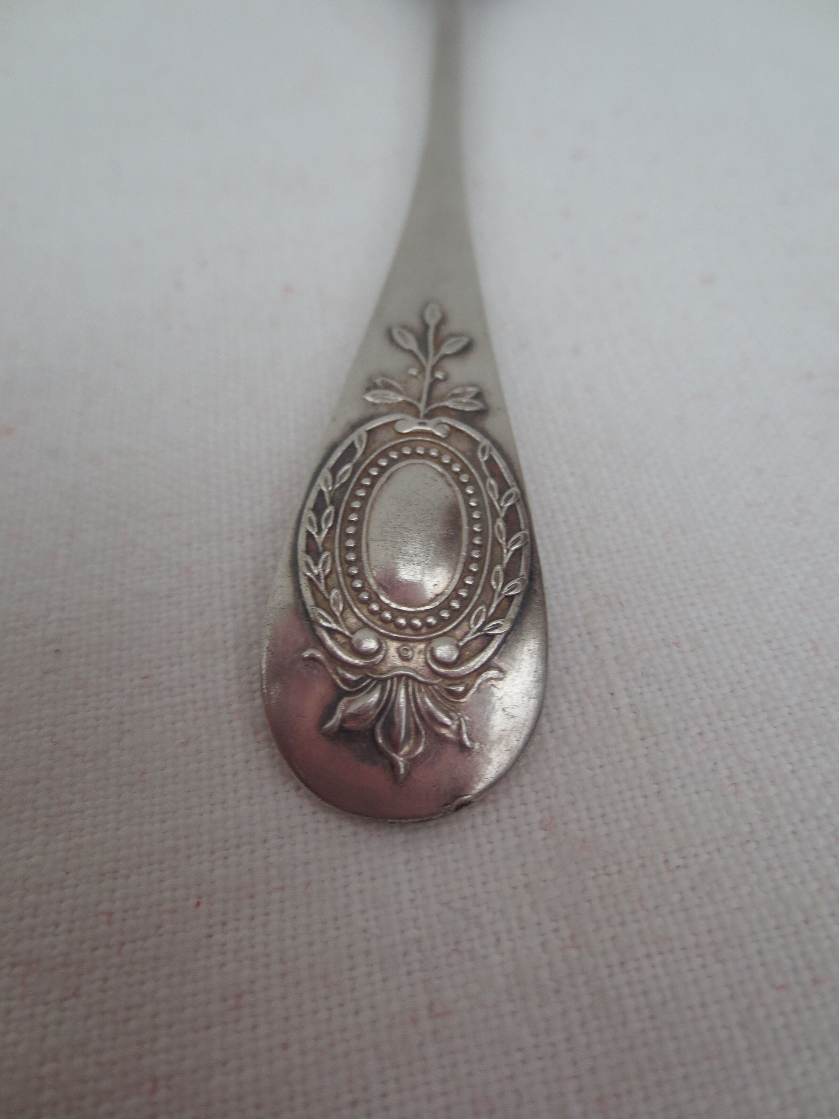 Suite of 6 small silver dessert spoons, medallion decoration
