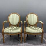 Paire de fauteuils de style Louis XVI en tissu rayé vert, XXème siècle