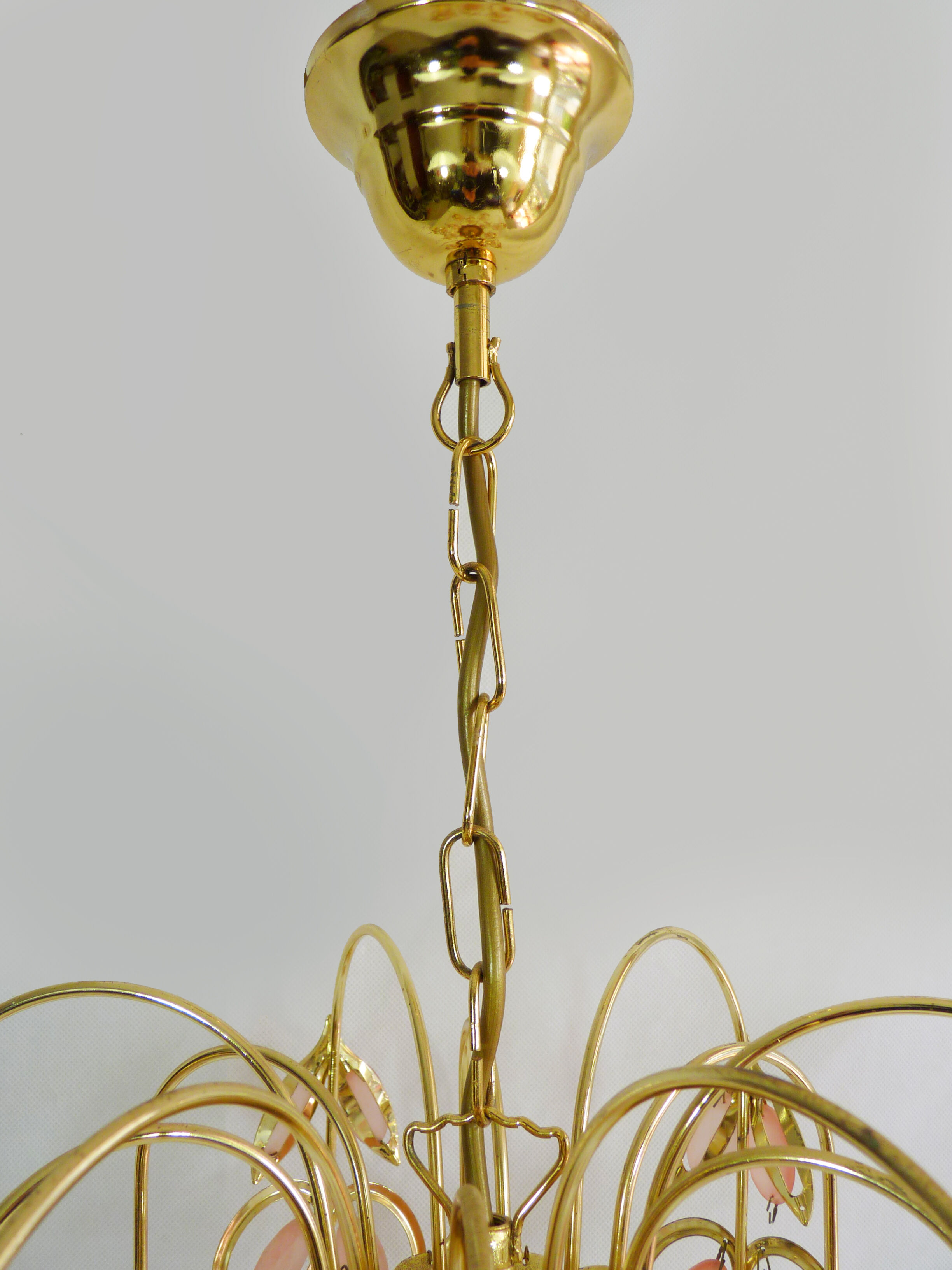 Lustre vintage suspension en métal doré et laiton feuilles en verre rose et pampilles. Année 70 80