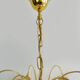 Lustre vintage suspension en métal doré et laiton feuilles en verre rose et pampilles. Année 70 80