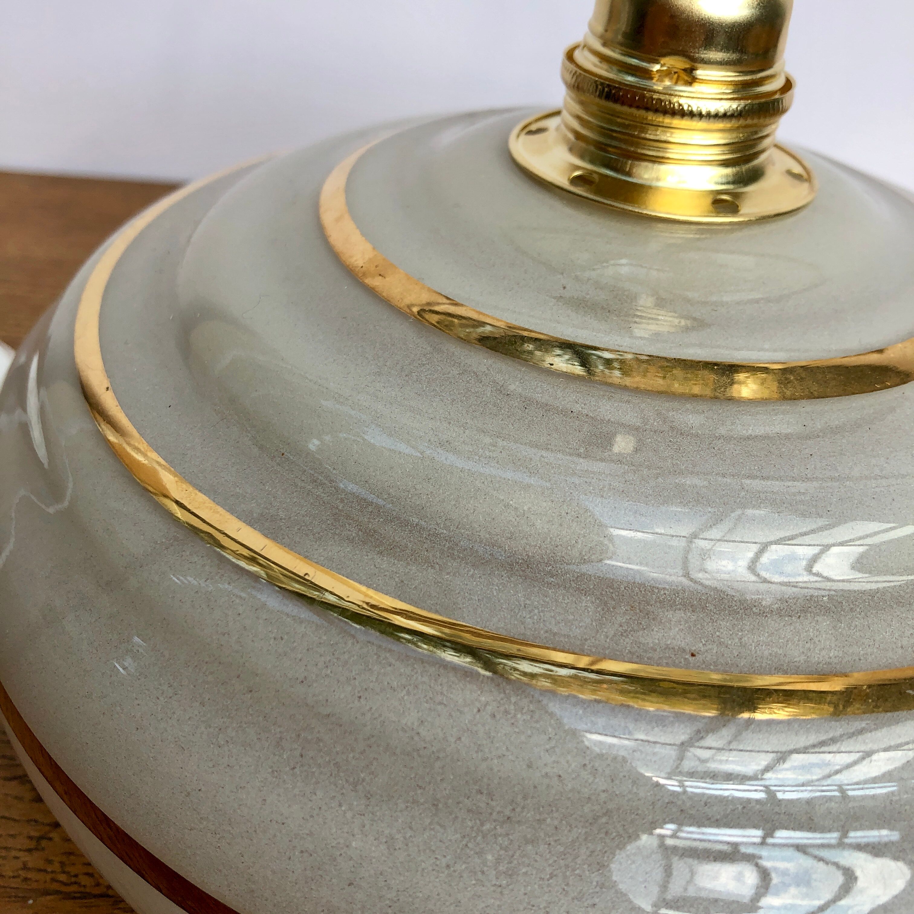 Vintage white and gold glass lampshade suspension
