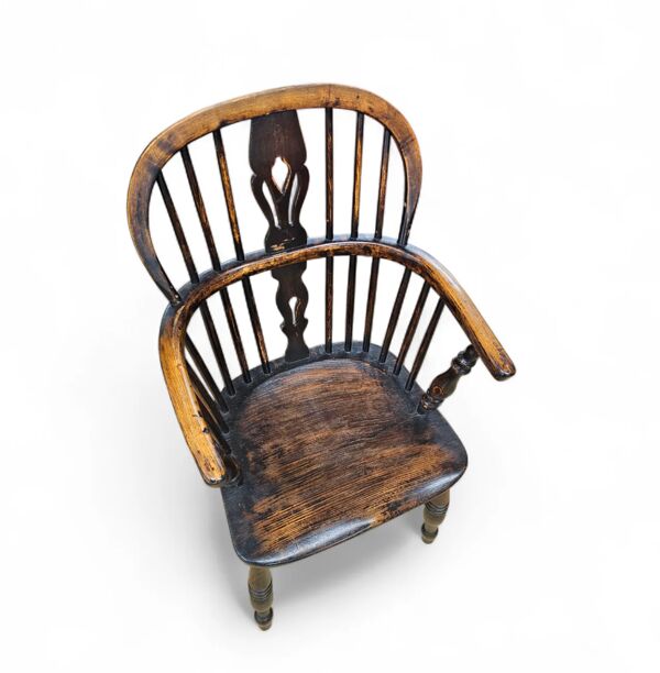 4 x fauteuils à bras en bois d'orme Windsor antiques, 2 bas / 2 hauts, à dossier à épingles, du 19ème siècle.