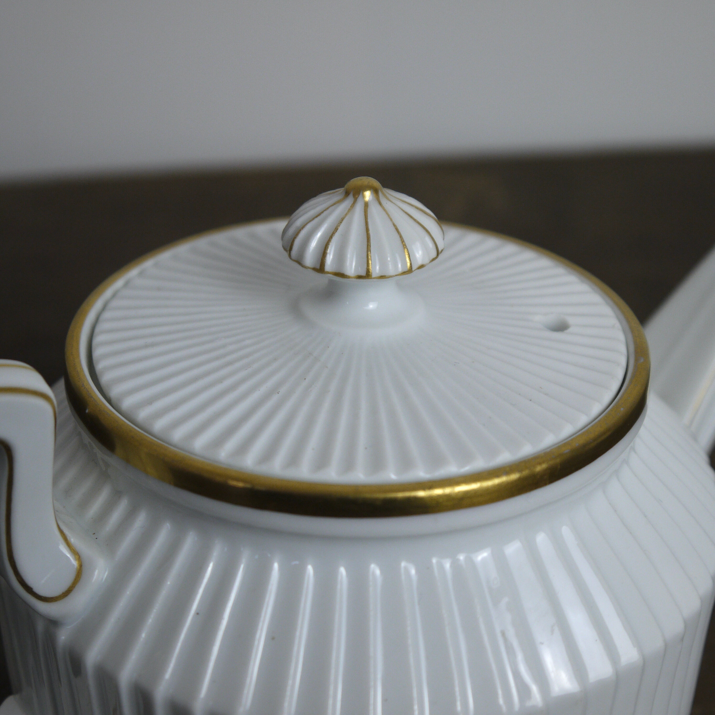 Mehun porcelain white teapot and porcelain gold