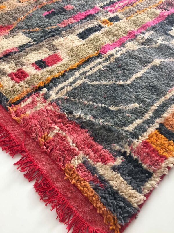 Tapis Berbère marocain Boujaad Rose À Motifs Colorés 203x159cm