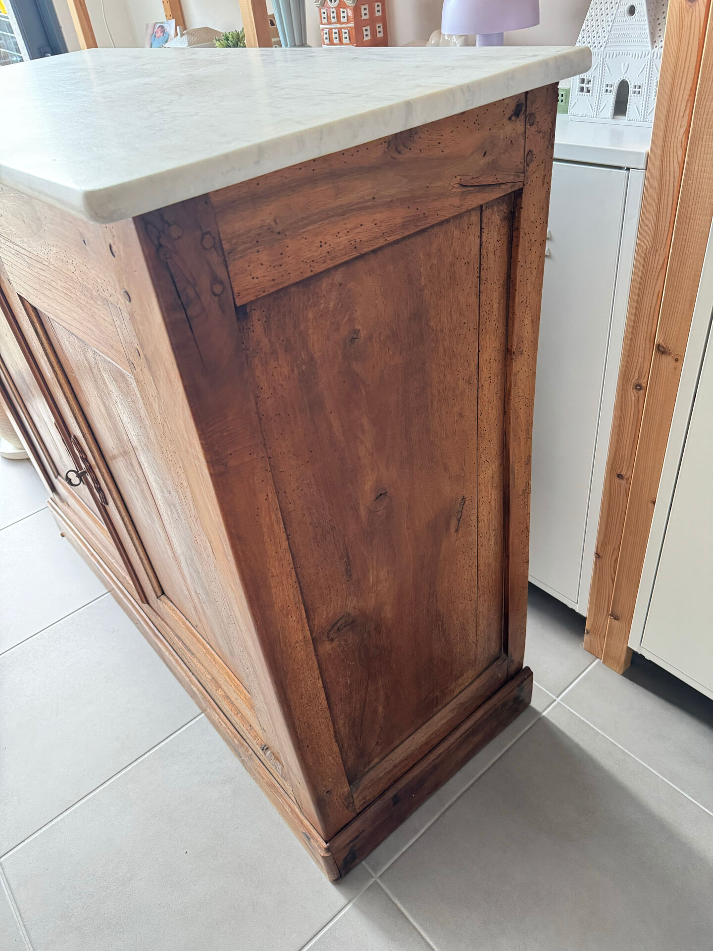 Buffet ancien avec plateau en marbre