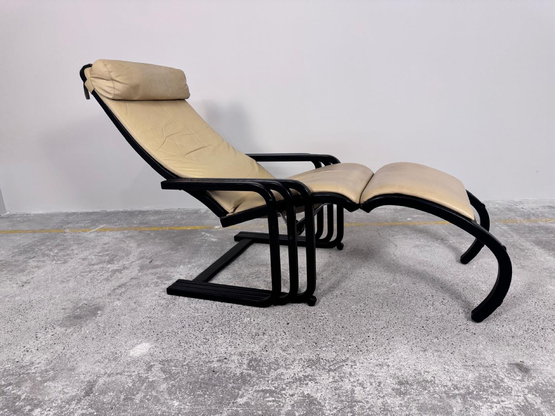 Rocking-chair viennois en bois courbé, cuir et cannage