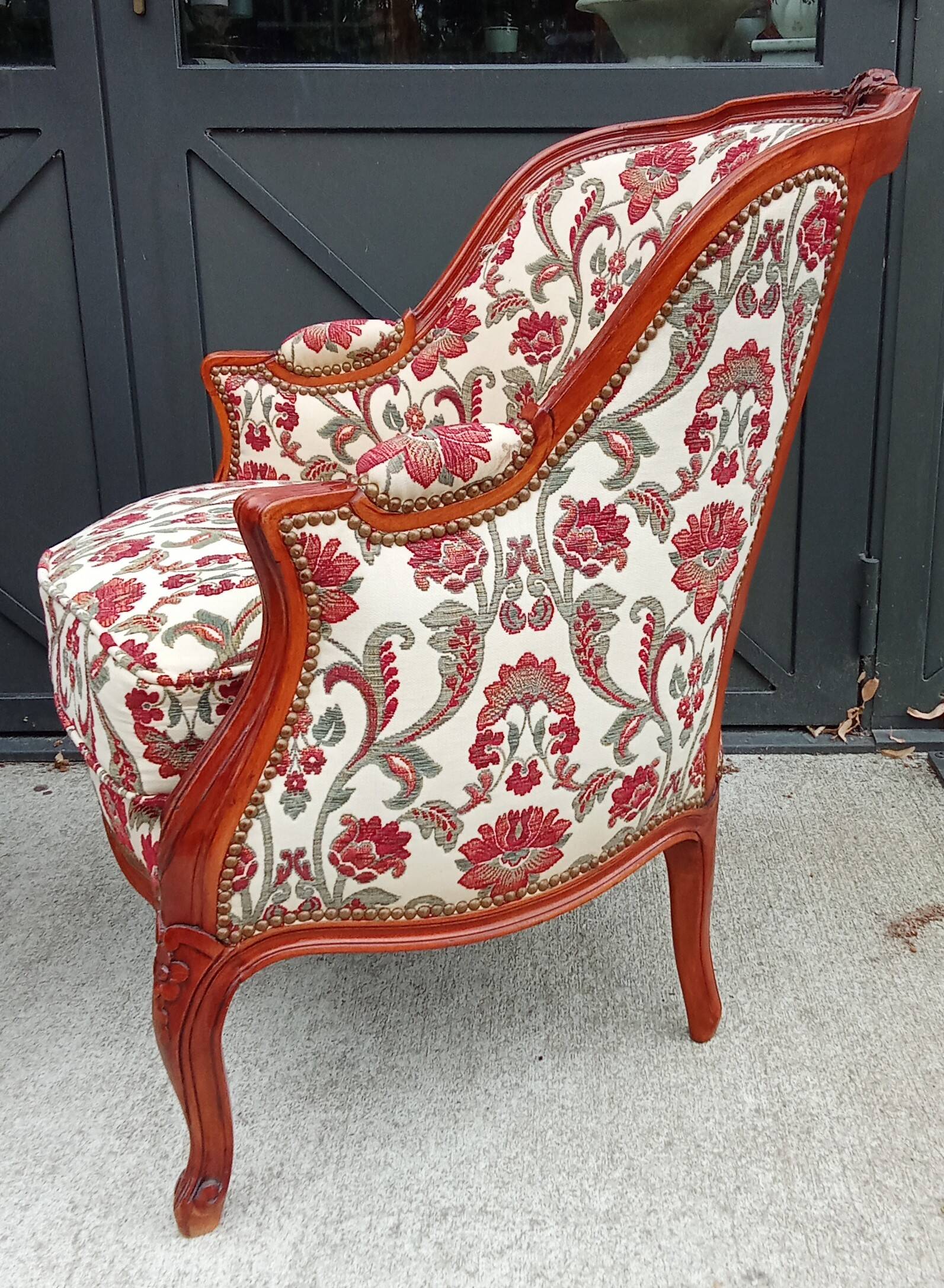 Antique salon with a banquette and Louis XV style bergère chairs.