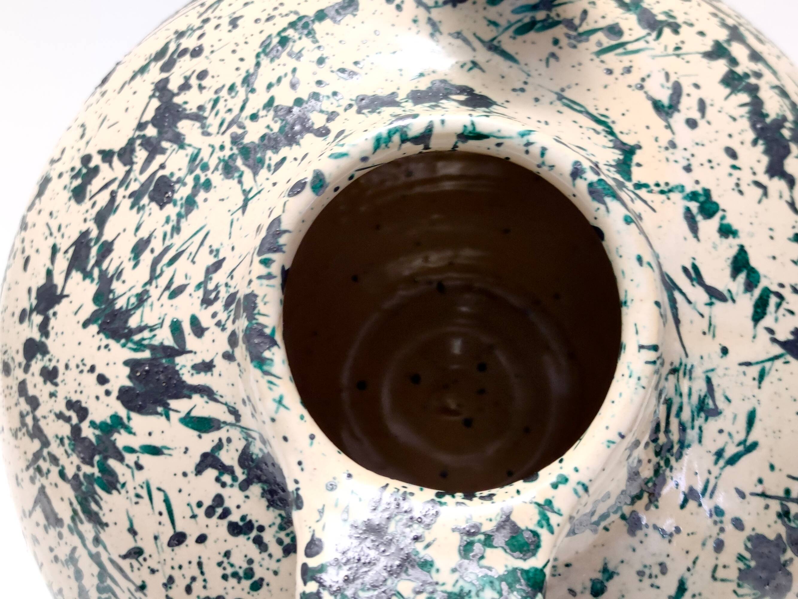 Vase vintage en terre cuite laqué et peint à la main beige et vert, Deruta