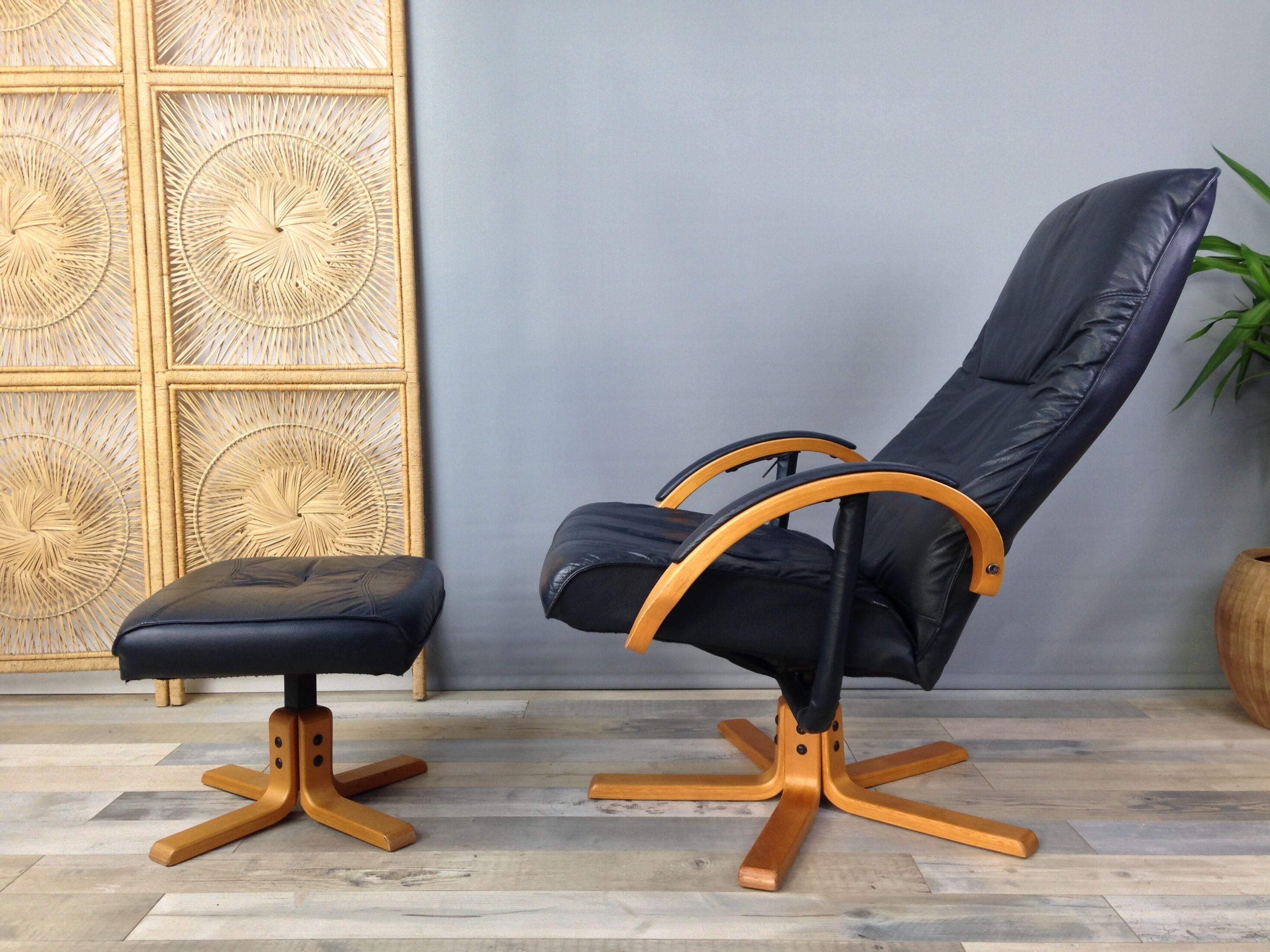 Danish design swivel and reclining relaxed chair by Jorgen Kastholm for Unico