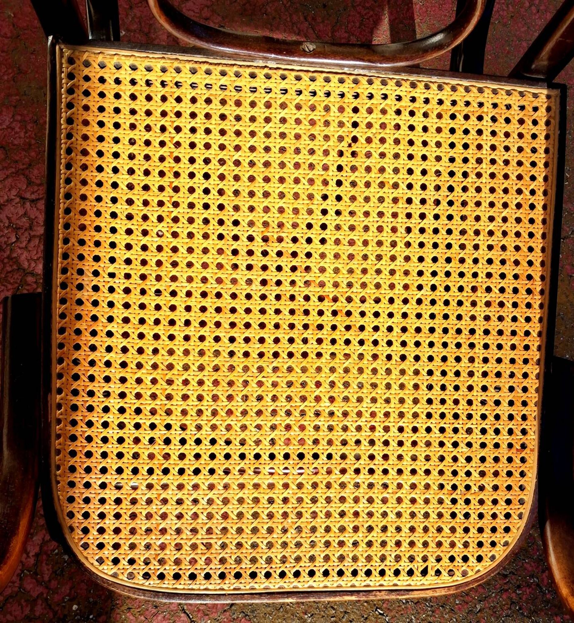 Fauteuil basculant dit rocking chair. Bois courbé et canage.