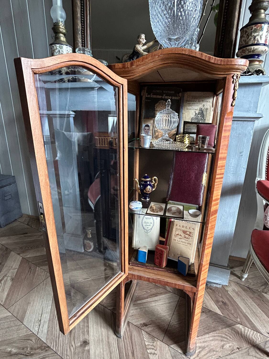 Petite vitrine Louis XVI en marqueterie