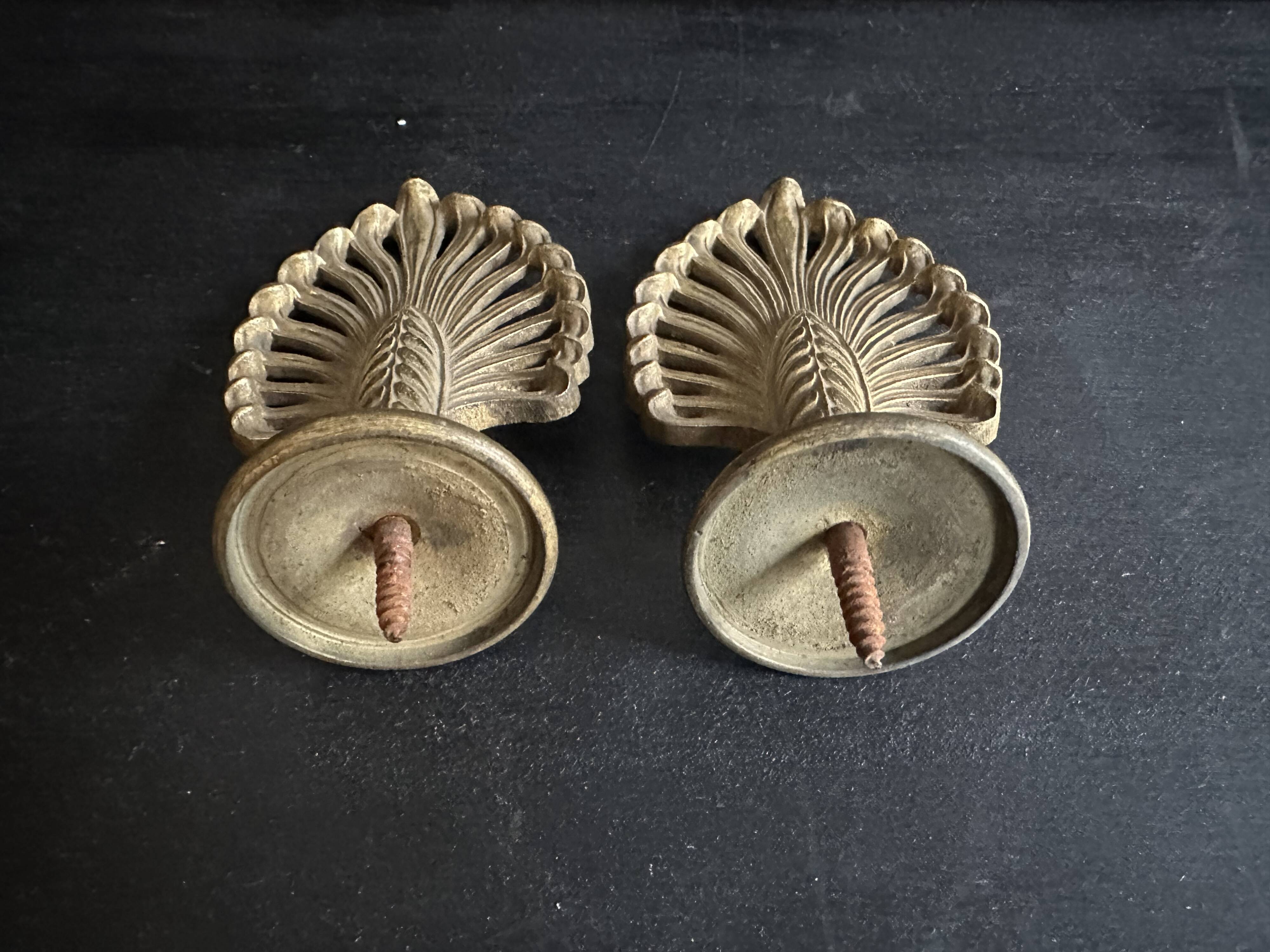 Pair of bronze curtain rod finials in the Napoléon III style with a palmette design.